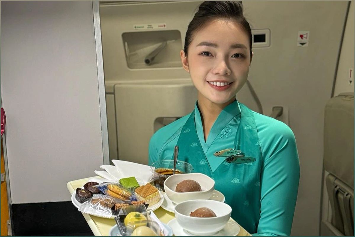 3 Nữ tiếp viên hàng không xinh đẹp thay đổi phong cách thời trang - -1438847592