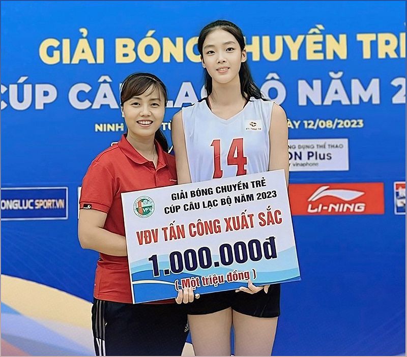 Đội bóng chuyền nữ Việt Nam nhận phần thưởng đặc biệt tại giải hội làng - -1348530704