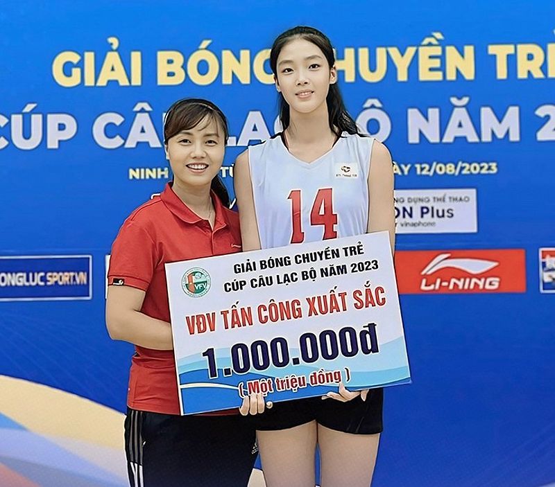 Hot girl bóng chuyền 16 tuổi cao 1m87 gây chú ý tại Cúp Hoa Lư Bình Điền 2024 - 2003105956